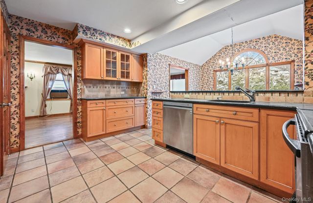 95 Oakdale Lane, East Hills, NY 11577