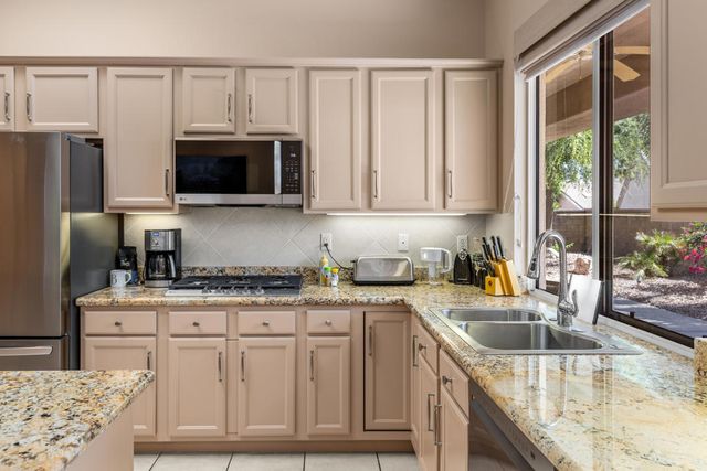 37616 Pineknoll Avenue, Palm Desert, CA 92211