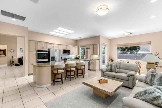 37616 Pineknoll Avenue, Palm Desert, CA 92211