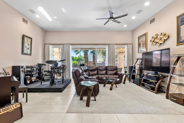 37616 Pineknoll Avenue, Palm Desert, CA 92211