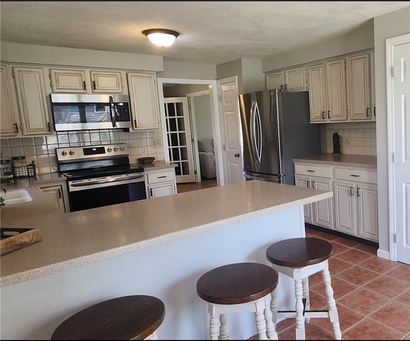 54 Sefton Drive, Bristol, RI 02809
