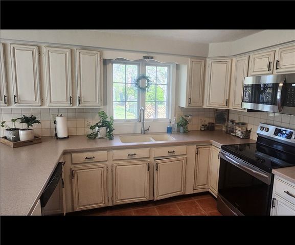 54 Sefton Drive, Bristol, RI 02809