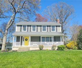 54 Sefton Drive, Bristol, RI 02809
