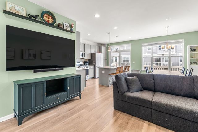 218 Timberleaf Circle, Roselle, IL 60172