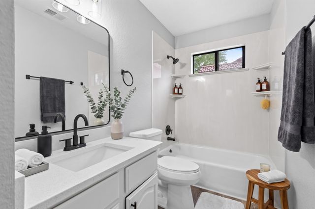 7628 Oakland Avenue NE, Albuquerque, NM 87122