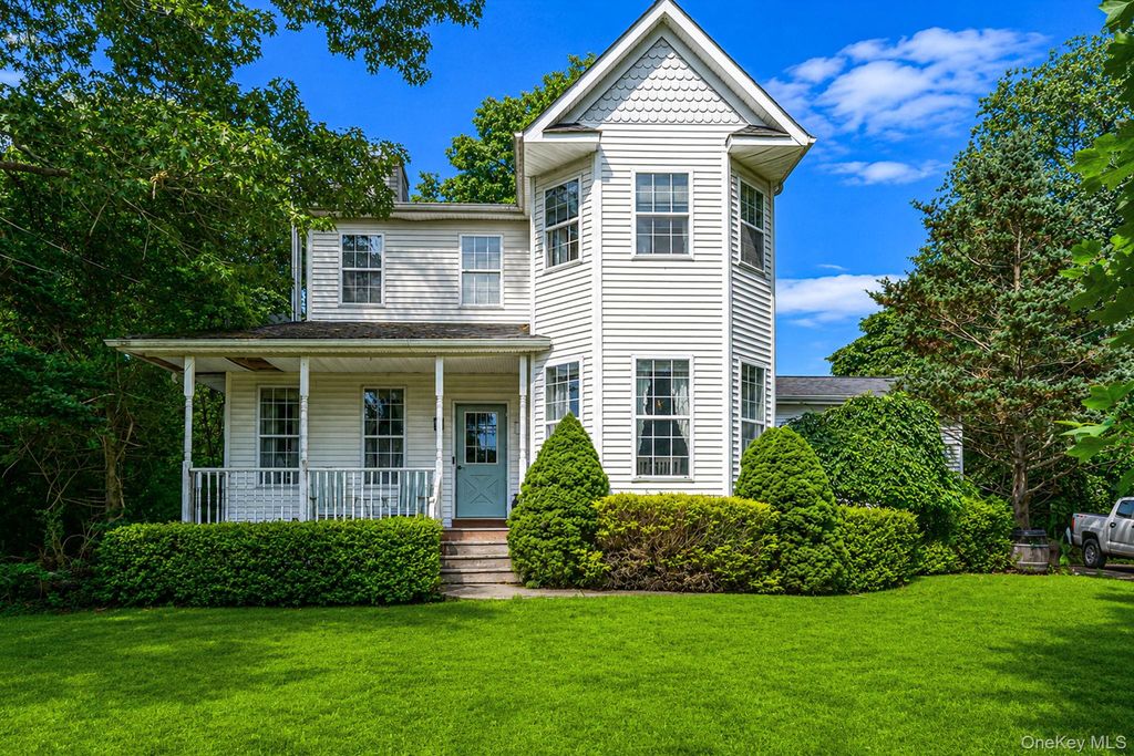 138 Holiday Boulevard, Center Moriches, NY 11934