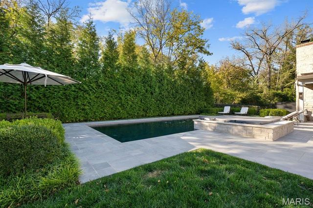 12 Ladue Manor, Ladue, MO 63124