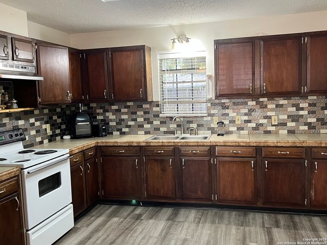 1404 Glendale, Beeville, TX 78102