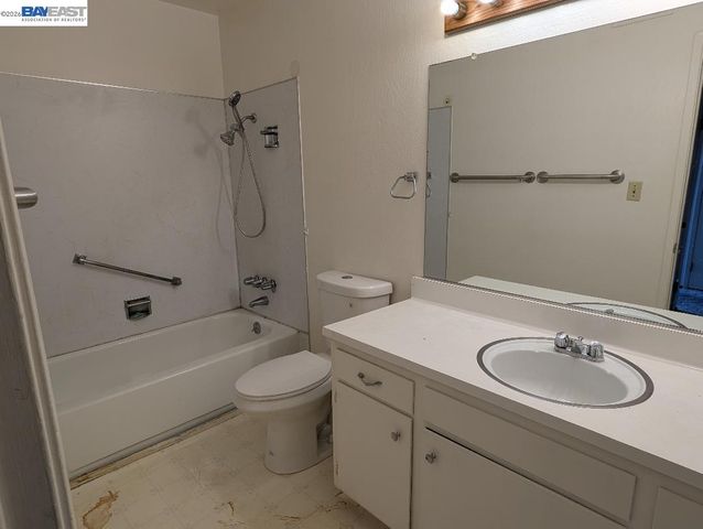 19100 Crest Ave 25, Castro Valley, CA 94546