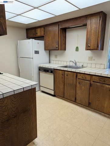 19100 Crest Ave 25, Castro Valley, CA 94546