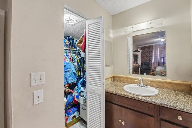6061 N Falls Cir 110, Lauderhill, FL 33319