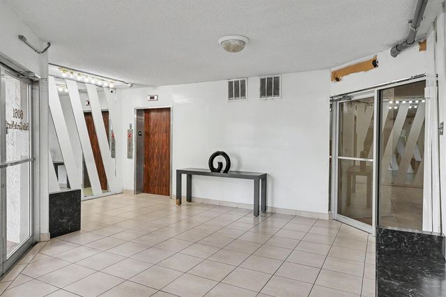 6061 N Falls Cir 110, Lauderhill, FL 33319
