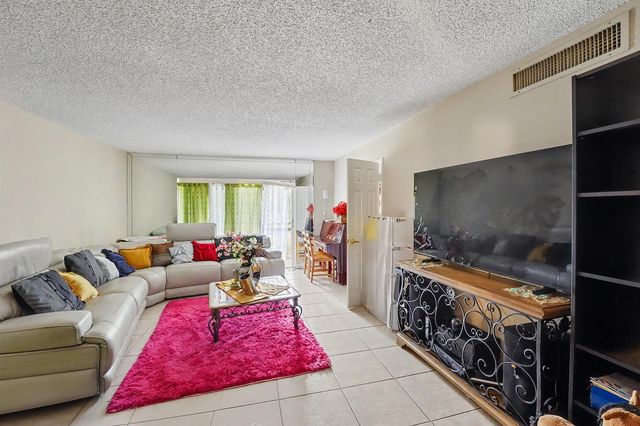 6061 N Falls Cir 110, Lauderhill, FL 33319
