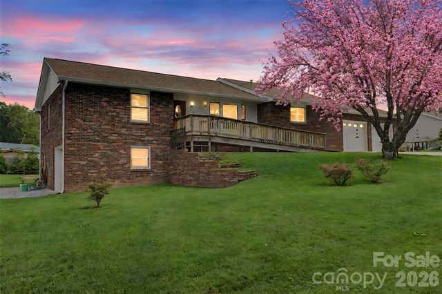 230 Blythewood Drive, Hendersonville, NC 28792