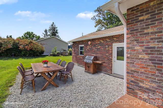 230 Blythewood Drive, Hendersonville, NC 28792
