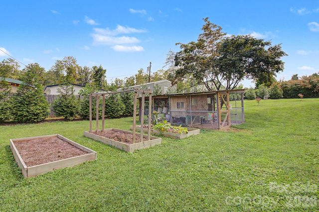 230 Blythewood Drive, Hendersonville, NC 28792