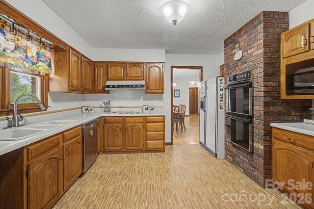 230 Blythewood Drive, Hendersonville, NC 28792
