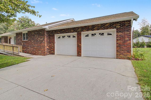 230 Blythewood Drive, Hendersonville, NC 28792