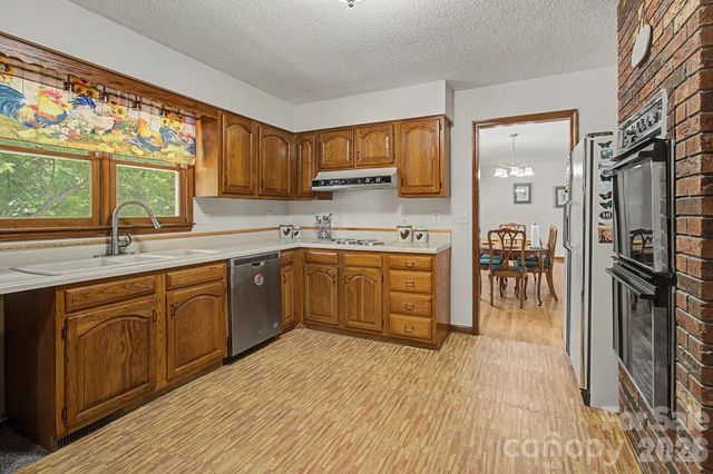 230 Blythewood Drive, Hendersonville, NC 28792