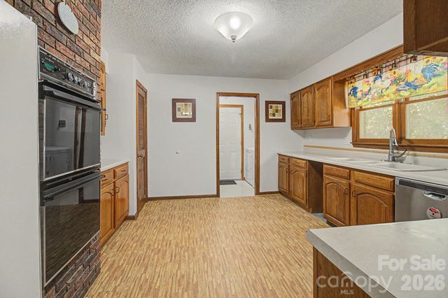 230 Blythewood Drive, Hendersonville, NC 28792