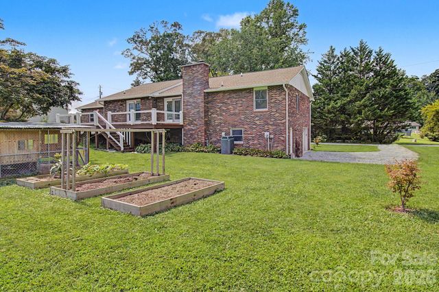 230 Blythewood Drive, Hendersonville, NC 28792