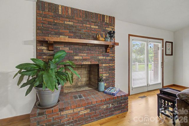 230 Blythewood Drive, Hendersonville, NC 28792