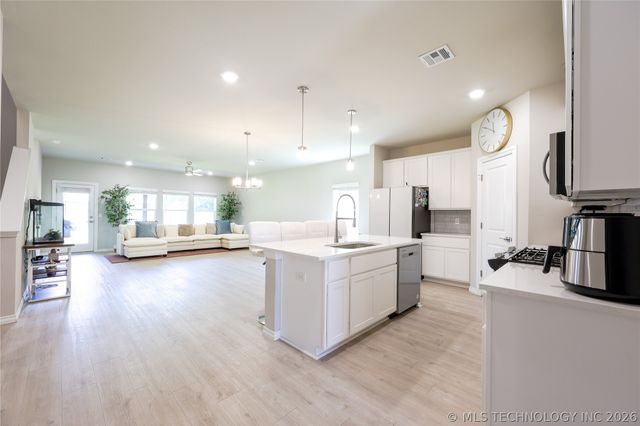 2416 W Birmingham Street, Broken Arrow, OK 74011