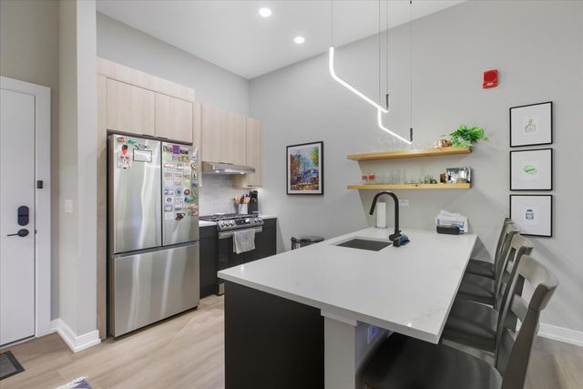 3217 N Clark Street 402, Chicago, IL 60657