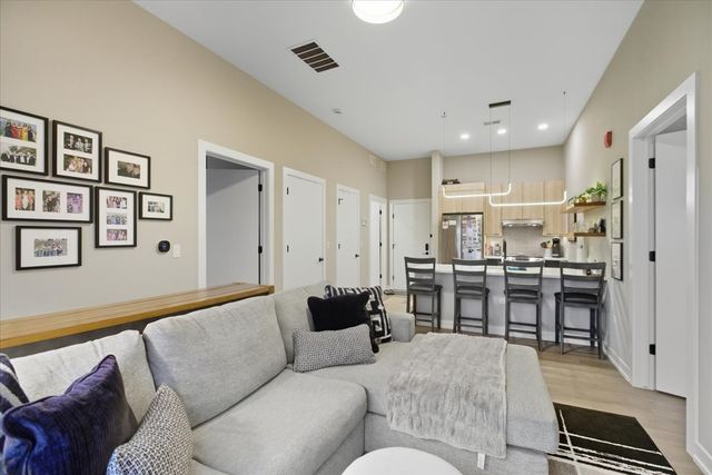 3217 N Clark Street 402, Chicago, IL 60657