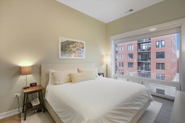 3217 N Clark Street 402, Chicago, IL 60657