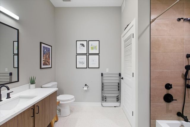 3217 N Clark Street 402, Chicago, IL 60657