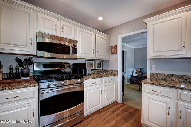 6011 Windsong Ct, Louisville, KY 40207