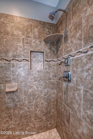 6011 Windsong Ct, Louisville, KY 40207