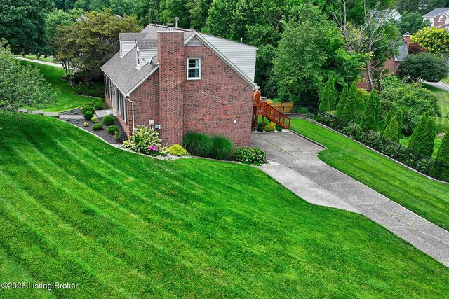 6011 Windsong Ct, Louisville, KY 40207