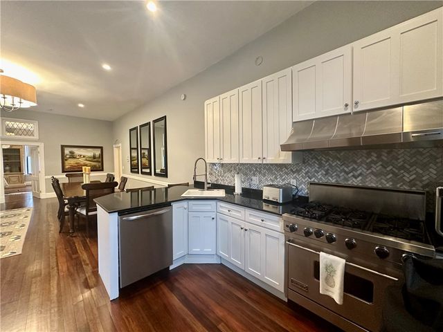 10 Young Street 2, Newport, RI 02840