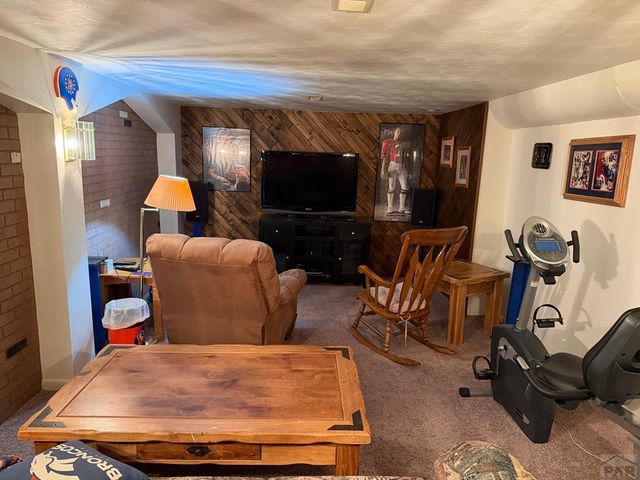 134 La Rochelle Dr, Pueblo, CO 81005