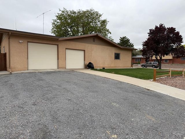 134 La Rochelle Dr, Pueblo, CO 81005