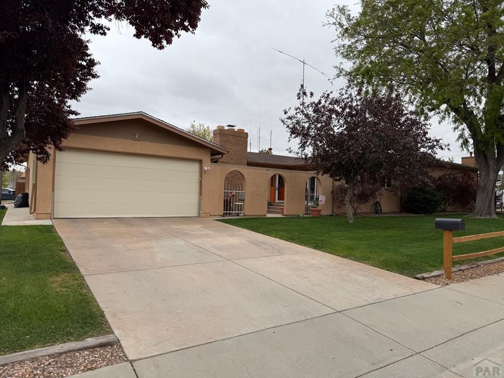 134 La Rochelle Dr, Pueblo, CO 81005