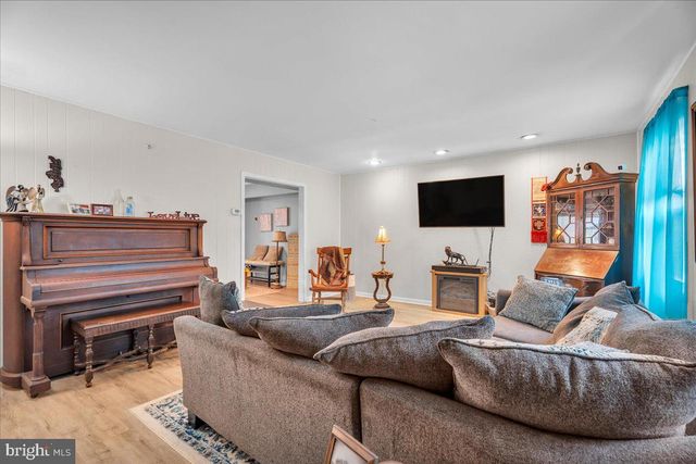 36 MESSENGER LN, Willingborough, NJ 08046