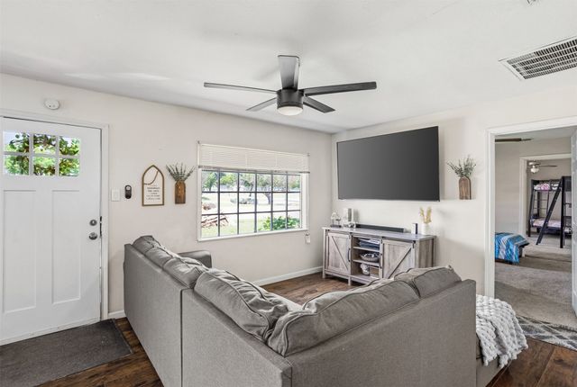 516 E Wintergreen Road, Desoto, TX 75115