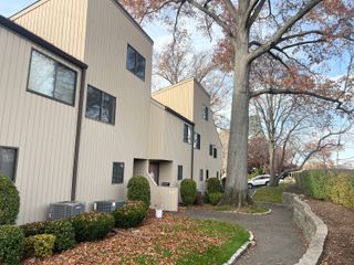 100 Hope Street APT 10, Stamford, CT 06906
