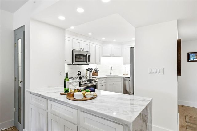 3 Bluebill AVE 303, Naples, FL 34108