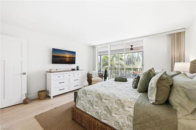 3 Bluebill AVE 303, Naples, FL 34108