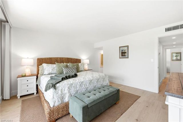 3 Bluebill AVE 303, Naples, FL 34108
