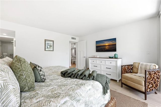 3 Bluebill AVE 303, Naples, FL 34108
