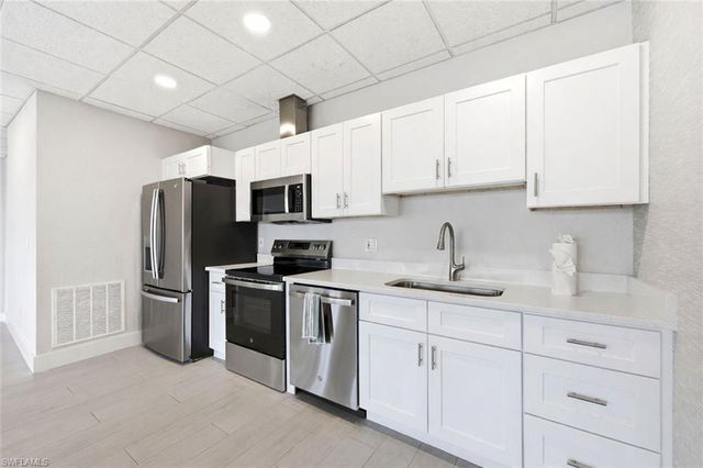 3 Bluebill AVE 303, Naples, FL 34108