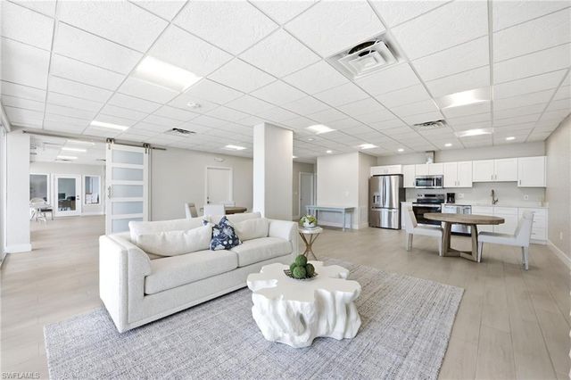 3 Bluebill AVE 303, Naples, FL 34108