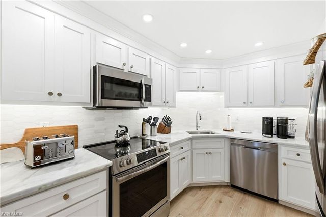 3 Bluebill AVE 303, Naples, FL 34108