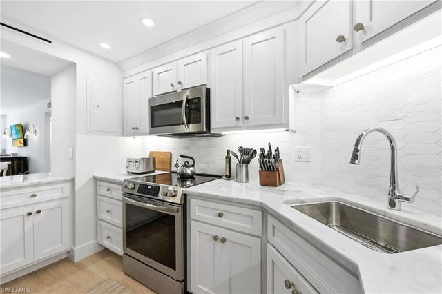 3 Bluebill AVE 303, Naples, FL 34108