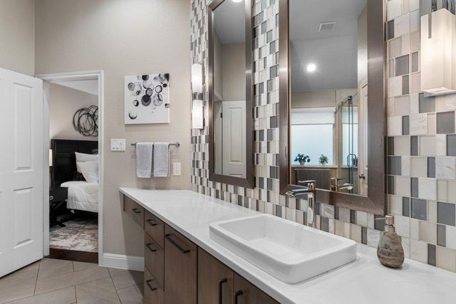 6913 Auckland DR, Austin, TX 78749